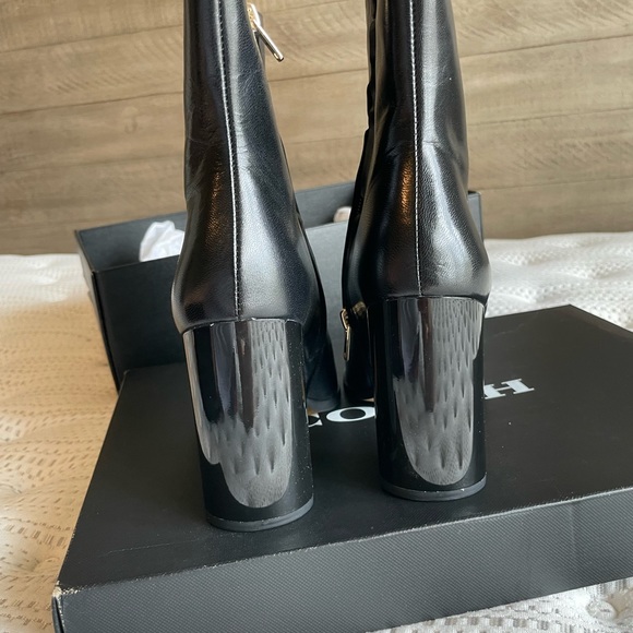 beautiful Coach  boots, new in the box. reduced price. size 7 - Picture 7 of 7